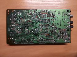 Zbliżenie na płytę główną Sony MHC-4700 z obwodami elektronicznymi.