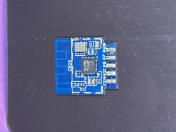Bluetooth-Modul CB2S mit blauer PCB-Antenne auf dunkler Oberfläche
