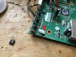 Płytka drukowana z elementami elektronicznymi i układem scalonym na drewnianym stole