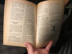 Otwarta książka techniczna w języku polskim, przedstawiająca schemat z głośnikiem