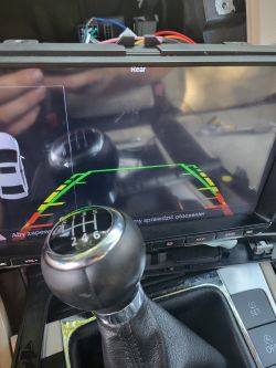 Ekran chińskiego radia z Androidem w samochodzie, pokazujący brak obrazu z kamery cofania.