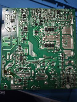 Spód płytki PCB zasilacza DeepCool PN750M z widocznymi układami i ścieżkami