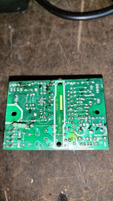Płytka drukowana z oznaczeniami i elementami elektronicznymi