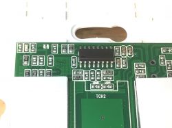Zbliżenie na płytkę PCB włącznika WiFi LXM172 z widocznymi elementami elektronicznymi.