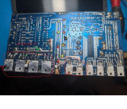 Spód płytki PCB z zaznaczonymi czerwonymi okręgami elementami i napisami „Te rezystory”.