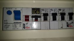Elfa E81 B10 Miniature Circuit Breaker: Switch Stuck in Middle Position & No Current Issue Elfa E81 B10 Miniature Circuit Breaker: Switch Stuck in Middle Position & No Current Issue