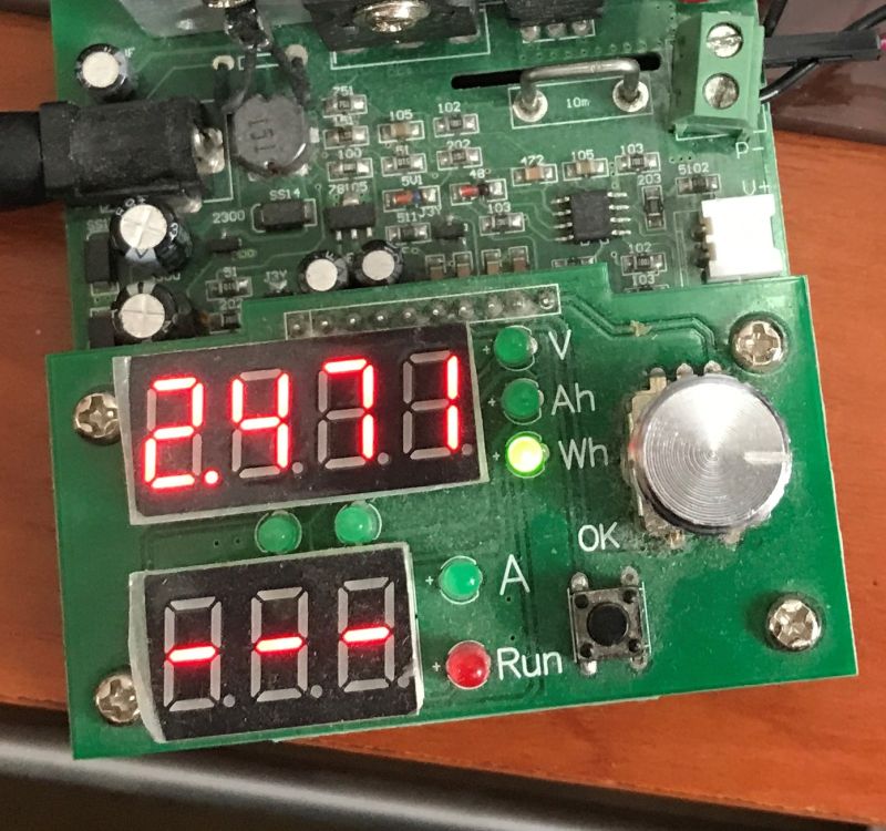 Płytka miernika elektronicznego z wyświetlaczem LED pokazującym 2.437 V