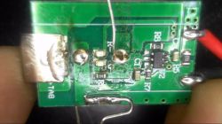 Jak rozpoznać układ SOT26 latarki LED z akumulatorem 18650?