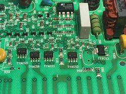 Zbliżenie na fragment płytki drukowanej programatora zmywarki z widocznymi układami ACS1026T, rezystorem R60 oraz innymi elementami elektronicznymi.