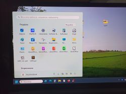 Menu Start systemu Windows 11 otwarte na pulpicie z widocznymi przypiętymi aplikacjami