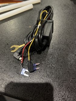 Podłączenie trzech kabli do kamery cofania w lusterku - Instrukcje i wskazówki