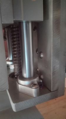 Malinowa frezarka CNC z aluminium
