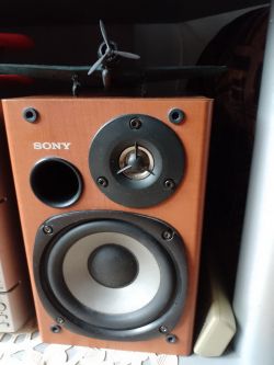 Różnica akustyki w kolumnach z wylotami powietrza z przodu i z tyłu, wymiana Sony emerytów