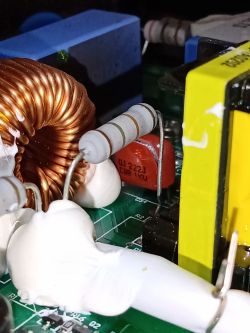 Spalona ładowarka Invacare WS230-1 do skutera inwalidzkiego: Wymiana kondensatora nie pomogła