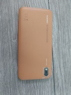 Tylny panel smartfona Huawei Y5 2019 z brązową obudową i pojedynczym aparatem.