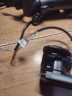 Zdjęcie kabli z hulajnogi i komputera z widocznymi przewodami.