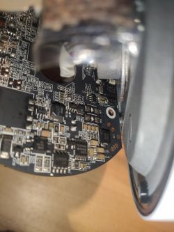 Płytka drukowana z widocznymi elementami elektronicznymi i miejscami wskazującymi potencjalne zworki.