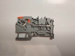 Nowa złączka WAGO TOPJOB S z dźwignią montowana na szynie rozdzielnicy.