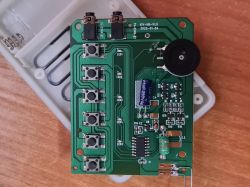 Płytka drukowana z przyciskami i komponentami elektronicznymi.