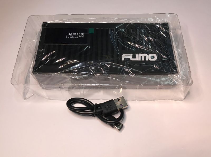 Powerbank Fumo Pro w opakowaniu z kablem USB-C na tle białego tła