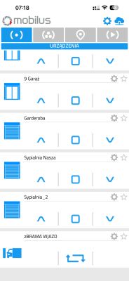 Zrzut ekranu aplikacji Mobius z listą urządzeń i przyciskami sterowania roletami oraz bramą