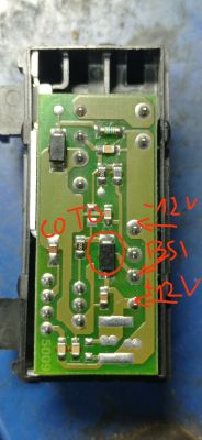 Moduł elektroniczny z oznaczeniami napięć i elementem zaznaczonym jako sterujący
