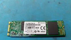 Dysk SSD M.2 firmy Transcend na niebieskim tle