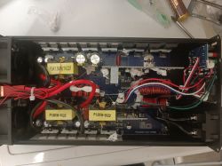 Wnętrze przetwornicy DC12V/AC230V z widocznymi komponentami elektronicznymi i okablowaniem.