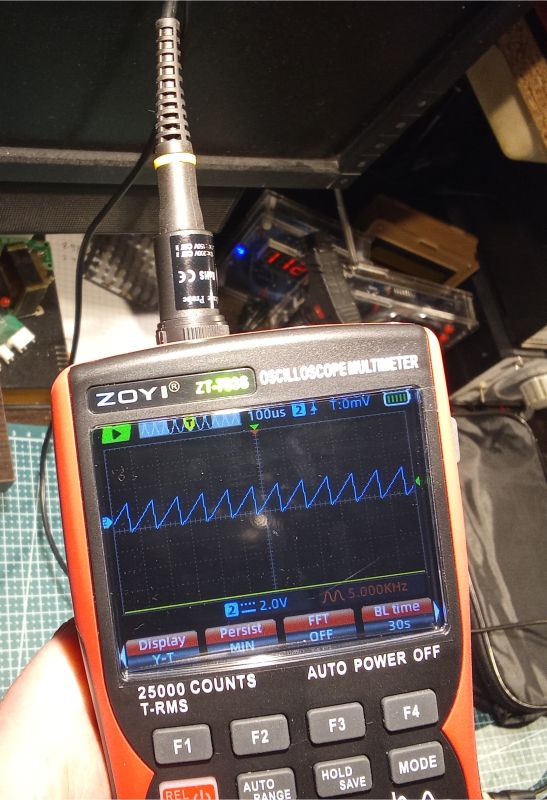 Ręczny oscyloskop ZOYI ZT-702S pokazujący przebieg zasilania 5 kHz