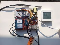 Otwarty moduł sterownika z przekaźnikami „ZEW” i „GWC” oraz wyświetlacz termometru 22,7°C
