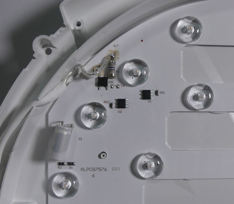 Płytka PCB białej lampy LED z soczewkami, przewodami i elementami elektronicznymi