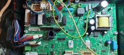 Płyta główna kotła Ariston z widocznymi przekaźnikami i układami elektronicznymi