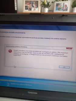 Ekran laptopa z komunikatem o błędzie podczas instalacji Windows 7.