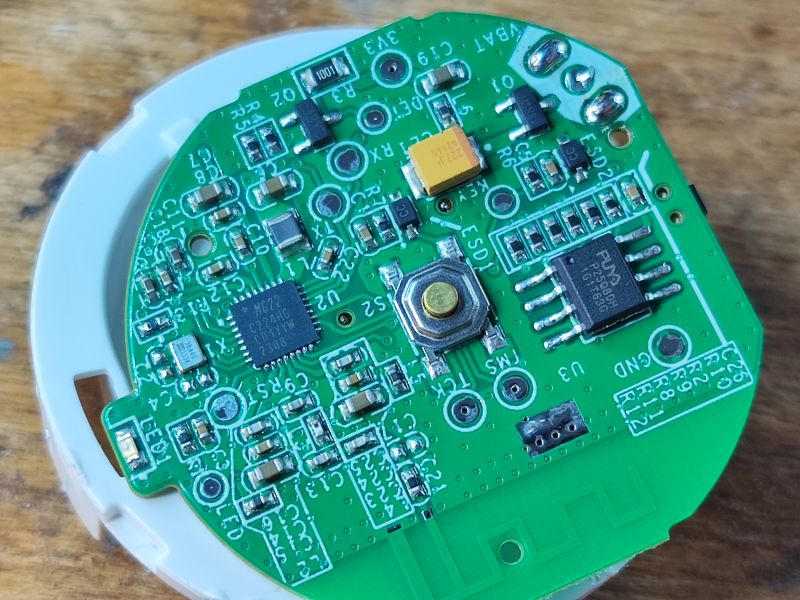 Wnętrze przycisku Sonoff SNZB-01P z widocznymi komponentami na płytce drukowanej