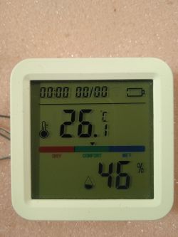 Electronic thermometer and hygrometer with LCD display, showing a temperature of 26.1°C and humidity of 46%.