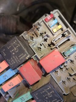 Dym z Peugot Biper - przypalony przekaźnik i przewód ABS. Szukam opisu przekaźników.