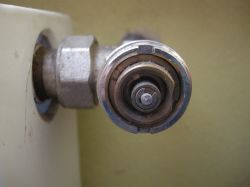 Zbliżenie na zawór hydrauliczny z metalowym gwintem.