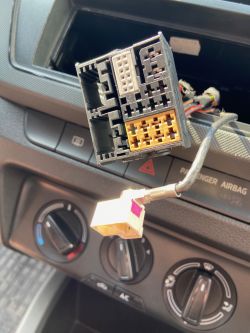 Oryginalne radio Skoda Fabia III 2016r. 1.2 benz.: Czy będzie pasować z różną liczbą pinów?