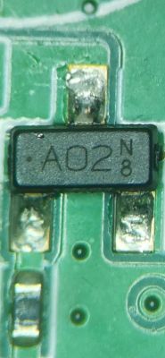 Układ SMD z oznaczeniem A02N8 na zielonej płytce PCB
