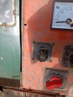 Panel sterowania agregatu z miernikiem Hz, pokrętłem „Regulacja napięcia” i czerwonym przełącznikiem