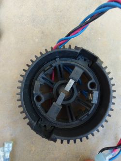 Bieżnia wyzwala bezpiecznik przy uruchomieniu.