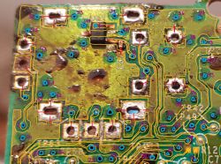 Czy wystarczy połączyć te dwa piny? Problem z lutowaniem płytki od Xbox One.