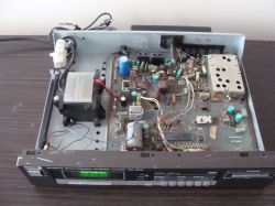 Otwarty tuner DIORA AS-952 z widocznymi elementami elektronicznymi i brakiem wyświetlacza.