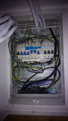 Modernizacja rozdzielnicy w 100-letnim domu drewnianym, instalacja dwuprzewodowa, przegląd uziomów