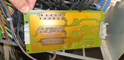 Płyta elektroniczna ukazana z bliska w obudowie urządzenia.