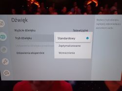 Brzęczenie głośników kina domowego przy przełączaniu na Netflix