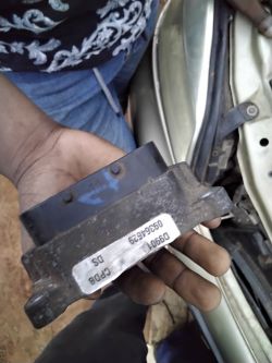 Opel Astra G Vehicle ECU Person holding a component, likely a vehicle ECU, for an Opel Astra G.
