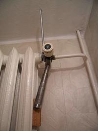 Unscrewing Coupler Direction for Radiator Bleeding & Stuck Nipple Handling: Left or Right?