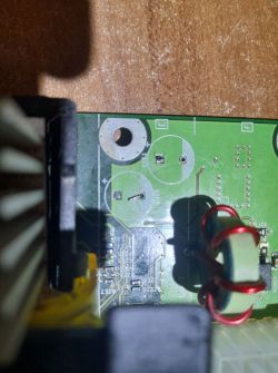 Xbox Classic - kondesatory - Wylutowane kondesatory pozostawiły "nóżki&quot