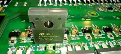 Zbliżenie na tranzystor SCT40N120G2VAG zamontowany na zielonej płytce PCB